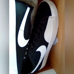 Men's black SB Nike shoes